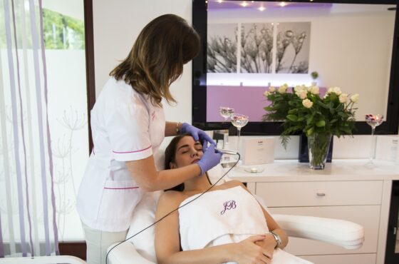 Técnicas de rejuvenecimiento facial en Sevilla