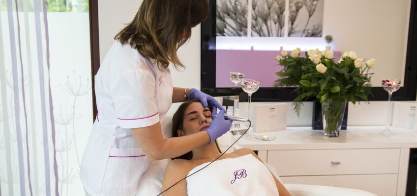 Técnicas de rejuvenecimiento facial en Sevilla