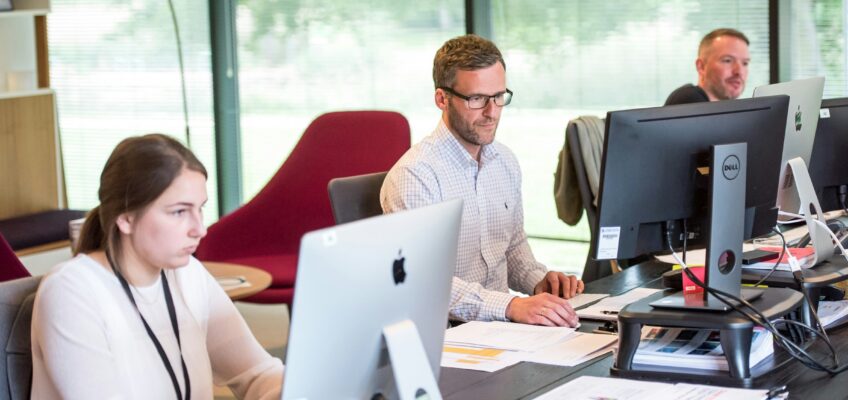 Errores frecuentes al calcular las nóminas y cómo un software inteligente puede evitarlos
